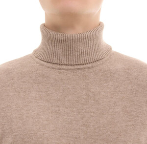 Фото - Класичний чоловічий гольф від Pobedov Neck бежевого кольору - Men box