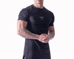 Фото - Мужская спортивная футболка от бренда Lyft черного цвета - Men box
