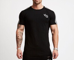 Фото - Мужская футболка для спорта от бренда VQH черного цвета - Men box