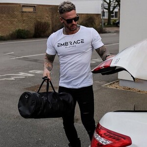 Фото - Спортивная футболка от бренда Flyfirefly белого цвета - Men box