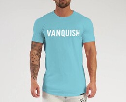 Фото - Мужская футболка бренда VQH голубая с текстовым принтом - Men box