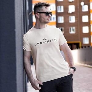 Фото - Патріотична футболка Pobedov Peremoga - I'M UKRAINIAN з чорною наклейкою - Men box