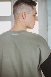Фото - Оверсайз футболка 'FreeDom' оливкового цвета с карманом - Men box