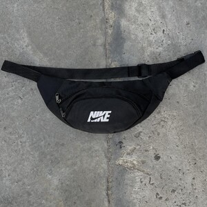 Фото - Сумка-бананка чорного кольору з білим логотипом - Men box