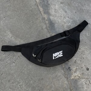 Фото - Сумка-бананка чорного кольору з білим логотипом - Men box