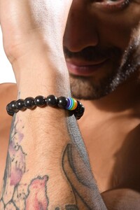 Фото - Браслет из гематита Andrew Christian с радужной бусиной - Men box