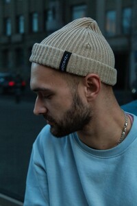 Фото - Шапка з відворотом Intruder Short бежевого кольору - Men box