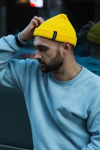 Фото - В'язана шапка Intruder Short жовта з фірмовою нашивкою - Men box