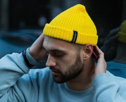 Фото - В'язана шапка Intruder Short жовта з фірмовою нашивкою - Men box