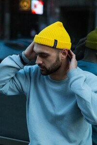 Фото - В'язана шапка Intruder Short жовта з фірмовою нашивкою - Men box