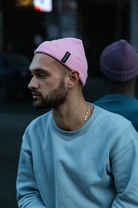 Фото - Шапка унісекс Intruder Short однотонна рожевого кольору - Men box