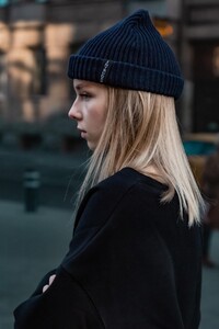 Фото - Шапка з підворотом Intruder Short темно-синього кольору - Men box