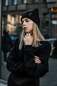 Фото - Шапка унісекс Intruder Long чорна з фірмовою нашивкою - Men box