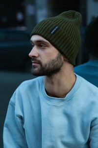 Фото - Шапка унісекс Intruder Long кольору хакі з відворотом - Men box