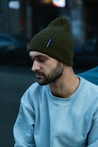 Фото - Шапка унісекс Intruder Long кольору хакі з відворотом - Men box