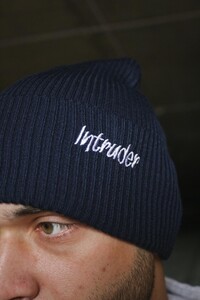Фото - Шапка з підворотом Intruder темно-синя з білим лого - Men box