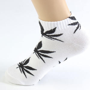 Фото - Короткие носки HUF белого цвета в черный лист - Men box